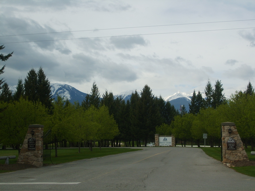 entrance to the golf course 084